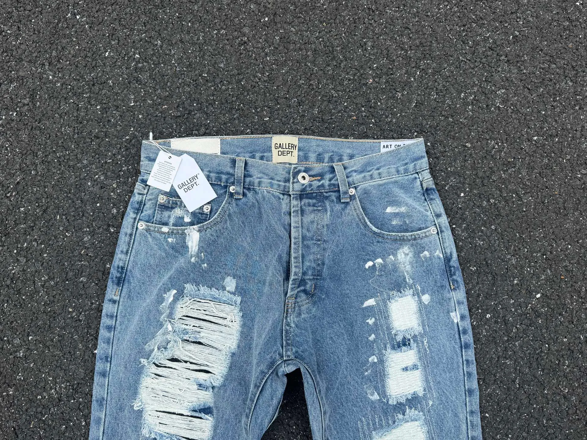 P250💰G70 GALLERY DEPT. Denim bell-bottoms with holes and random threads connected to washed and distressed spliced ​​jeans. GALLERY is attracted by these bell-bottoms. Whether it is a reset of Carhartt or Levis, it has created a strong brand style. Since these pants are modified from rare vintage, the production capacity is limited. Therefore, after many icons wore them, these pants were once hard to find. Later, perhaps due to the improvement of GD's business in the past two years and the expansion of production lines, the brand itself lowered the price, so I can't wait any longer for these pants this year and will definitely buy them. During the process of the denim washing plant, the owner of the washing plant helped introduce a boss who had worked for Levi's foundry and started his own business. This also paved the way for the following styles. Therefore, Levi's remodeled single product for the base plate is really familiar. Whether it is the fabrics supplied or the lathes used in production, there is nothing to choose from. -Color: blue -Size: S-XXL (corresponding to 28-36)